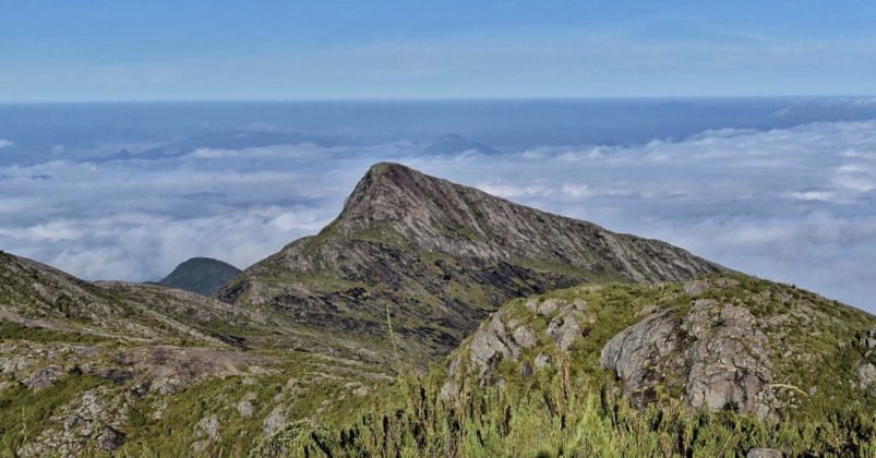 A trilha do pico é intensa, e é dividida em duas etapas. É feita, geralmente de madrugada, para assistir ao nascer do sol do alto da montanha. (Foto: Instagram)