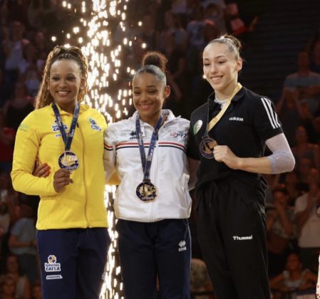 A francesa Melaine de Jesus garantiu o ouro, com 14,700, e a argelina Kaylia Nemour ficou com o bronze, na pontuacao 14,100. (Foto: Instagram)