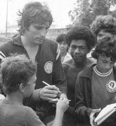 O Palmeiras emitiu uma nota, com a foto do ex-jogador dando autógrafos, ainda em preto e branco. (Foto: Instagram)