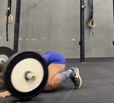 Rafa fez um vídeo do seu treino de Crossfit, mas em um exercício de levantamento de barra, conhecido como 'snatch', ela não teve muito sucesso. A barra estava com 65kg, e como não conseguiu levantar, a barra acabou caindo sobre sua cabeça. (Foto: reprodução)