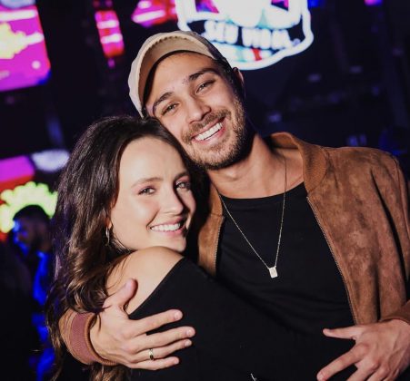 Larissa e André estāo noivos. (Foto: instagram)