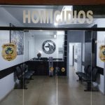 Os policias levaram o homem até o apartamento da vítima, junto com uma zeladora do prédio. (Foto: Polícia Civil GO)