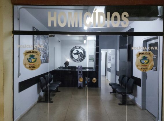 Os policias levaram o homem até o apartamento da vítima, junto com uma zeladora do prédio. (Foto: Polícia Civil GO)