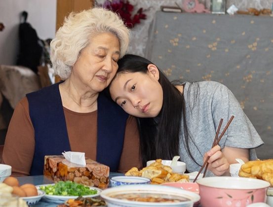 A família de uma senhora descobre que ela possui apenas mais algumas semanas de vida e decide não informá-la a respeito do diagnóstico. Em vez disso, seus filhos e netos tentam arranjar um casamento surpresa para unir a todos. (Foto: Divulgação)