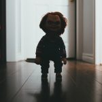 Em um registro, o boneco aparece algemado e com uma faca presa em seu macacão. (Foto Unsplash)