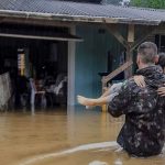 Moradores ilhados sāo resgatados (Foto: Agencia Brasil)