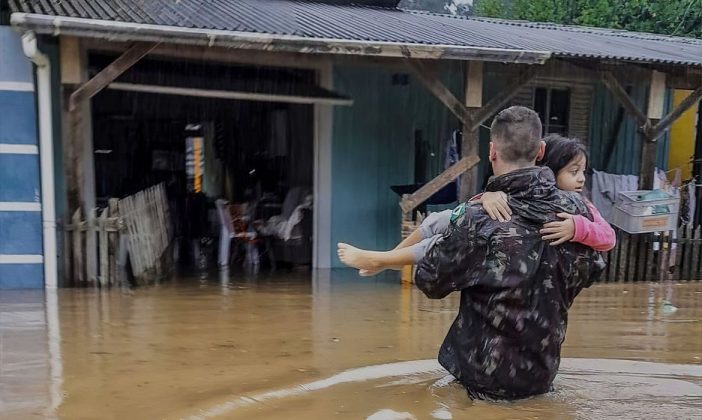 Moradores ilhados sāo resgatados (Foto: Agencia Brasil)