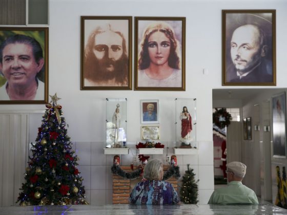 Durante atendimentos espirituais na casa Dom Inácio de Loyola. (Foto Agência Brasil)