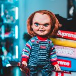 Homem usa boneco Chucky para ameaçar pessoas com uma faca no México (Foto Pexels)