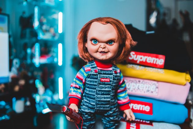 Homem usa boneco Chucky para ameaçar pessoas com uma faca no México (Foto Pexels)