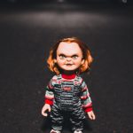 a polícia foi alertada sobre um homem na cidade de Monclova que estava ameaçando pessoas com uma faca enquanto carregava uma réplica do boneco Chucky, do filme de terror "Brinquedo Assassino" (1988). (Foto Pexels)