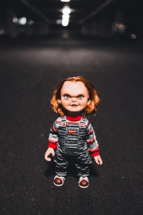 a polícia foi alertada sobre um homem na cidade de Monclova que estava ameaçando pessoas com uma faca enquanto carregava uma réplica do boneco Chucky, do filme de terror "Brinquedo Assassino" (1988). (Foto Pexels)