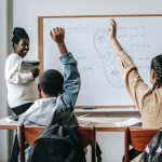 Nas imagens é possível ver o momento em que a mãe. (Foto Pexels)