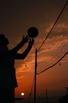 o aluno sofreu traumatismo craniano após se chocar contra a rede de vôlei e cair no chão. (Foto Pexels)