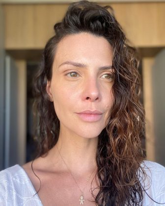 Camila Rodrigues costuma chamar a atenção pela beleza natural. (Foto: Instagram)