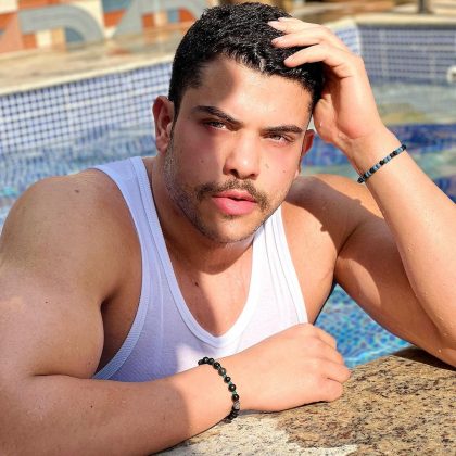 Samuel Simões, de 23 anos, filho da atriz Fabiana Karla, de 47 anos, ganhou mais de 20 mil seguidores nos últimos meses,após um ensaio exibindo seu corpo musculoso. (Foto Instagram)