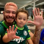 Nesta terça-feira (31), o ex-BBB Fred, compartilhou com seus seguidores um momento de descontração ao lado do filho, Cris, na academia (Foto: Instagram)