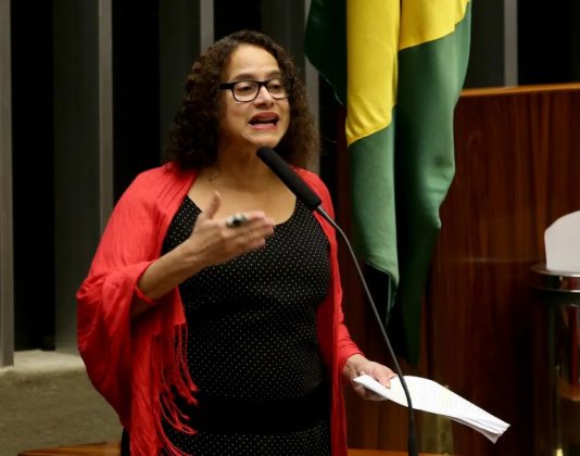 Luciana Santos, ministra da Ciência e Tecnologia "A notícia de mais um ataque com arma de fogo a um escola nos causa profunda tristeza e indignação. Toda a minha solidariedade às vítimas, familiares e à comunidade escolar. Escola não pode ser lugar de medo e violência, precisamos unir esforços para fortalecer uma cultura de paz." (Foto Agência Brasil)