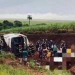 Um ônibus com vários fiéis capotou em Guatapará, São Paulo, na tarde desse domingo. (Foto: Instagram)