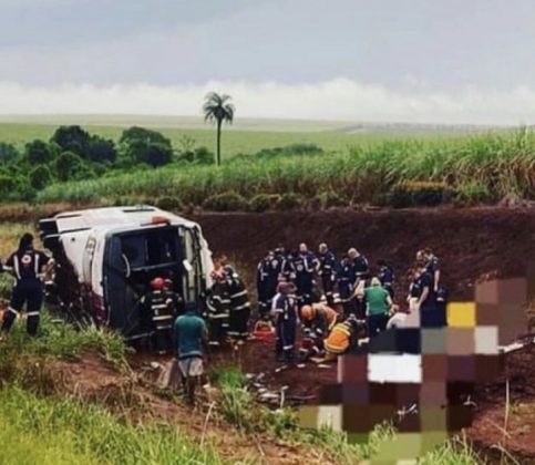 Um ônibus com vários fiéis capotou em Guatapará, São Paulo, na tarde desse domingo. (Foto: Instagram)