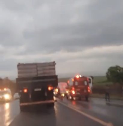 O grupo com 26 passageiros e o motorista estava em uma excursão religiosa e tinha passado por Tambaú (SP) e Pirassununga (SP), na região de Cachoeira de Emas. (Foto: reprodução vídeo)