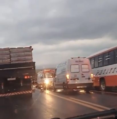 No caminho de volta para casa, em Monte Alto, o ônibus tombou no km 180 da Rodovia Deputado Cunha Bueno.(Foto: reprodução vídeo)