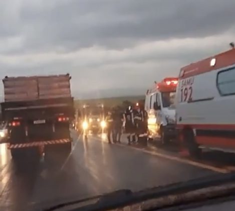 Duas equipes dos bombeiros, uma da Polícia Militar Rodoviária e dez viaturas do Serviço de Atendimento Móvel de Urgência (Samu) estiveram no local para socorro das vítimas. (Foto: reprodução vídeo)