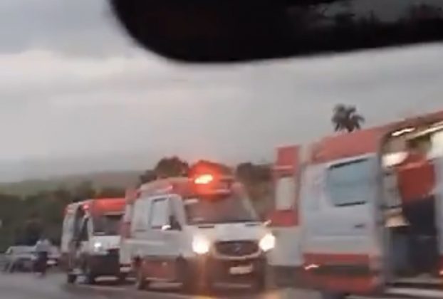 A perícia esteve no local e recolheu o tacógrafo do ônibus para apuração das causas do acidente. (Foto: reprodução vídeo)