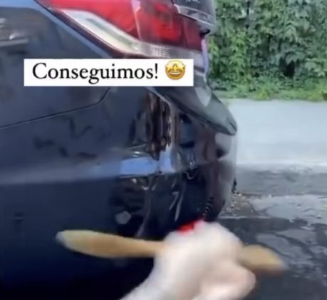 No vídeo, uma das amigas filma, enquanto as outras jogam água quente na parte amassada. (Foto: Reprodução vídeo Instagram)