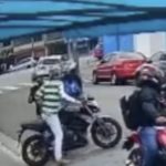 Os três entram em luta corporal, enquanto o colega de Vitor continua parado em cima da moto. (Foto: reprodução vídeo)