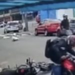 A dupla corre, sobe na mesma moto que chegou e antes de fugir parece apontar a arma novamente. (Foto: reprodução vídeo)