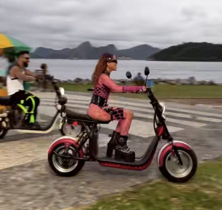 A cantora usava uma roupa sexy na cores pink e preto e se destacou com o corpo a mostra. (Foto: Instagram)