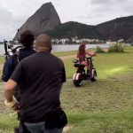 Com macacão tipo meia arrastão, acessórios de correntes e mix de cintos, ela roubou a cena em plena luz do dia. (Foto: Instagram)