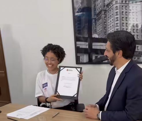 Após a solenidade da posse ao falar com jornalistas e a Imprensa Jovem, com alunos da EMEF Celso Leite Ribeiro Filho que registraram o evento e fizeram entrevistas. (Foto: Instagram)