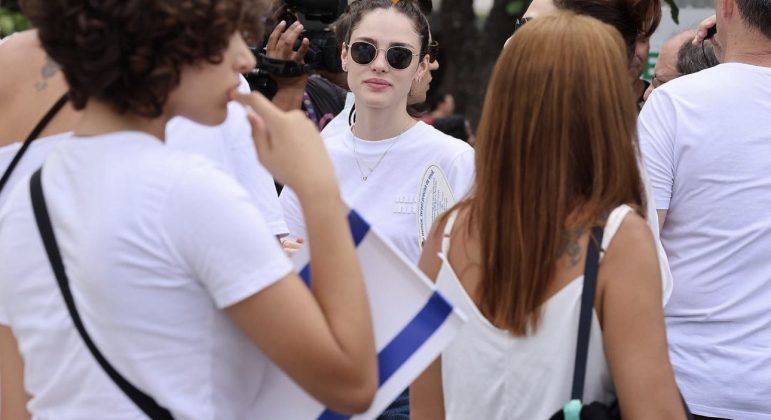 A artista se juntou a outros participantes no Posto 5 e seguiu em direção ao Posto 4, onde teve uma homenagem às vítimas do terrorismo. (Foto: Instagram)