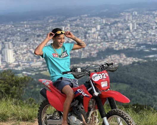 O acidente teria ocorrido no último sábado, e Cabrinha estaria na garupa da moto de um amigo, que se desequilibrou e caiu. (Foto: Instagram)