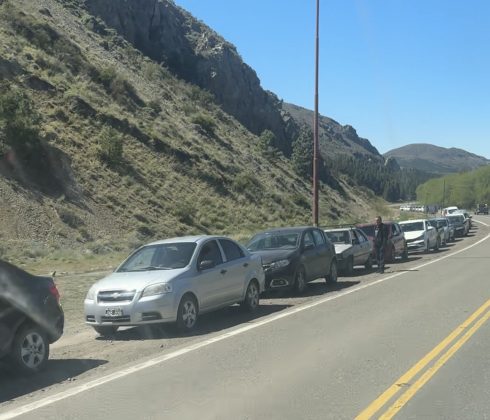 Alguns postos estão fechados e os que estão abertos apresentam grandes filas, principalmente em busca de gasolina. (Foto: Rafaela Freitas)