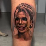 MC Guimê tinha uma tatuagem com o rosto da ex-esposa Lexa na coxa; ele então resolveu cobrir o desenho após o divórcio. (Foto Instagram)