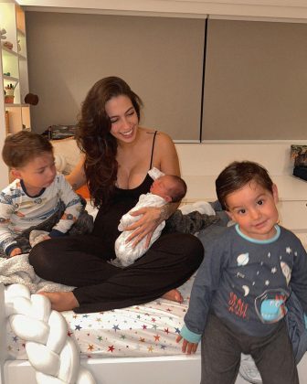 Gabi é mãe de Davi, de 4 anos, Henri, de 2, e Beni, de 4 meses. (Foto: Instagram)