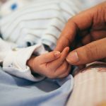 Casal suspeito de abusar de bebê de 1 ano e 6 meses é preso em Goiás. (Foto Unsplash)