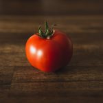 O Tomate é uma Fruta: Apesar de geralmente ser tratado como um vegetal, o tomate é, na verdade, uma fruta. Ele contém sementes e cresce a partir da flor de uma planta. (Foto: Unsplash)