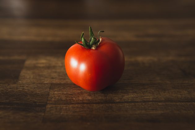 O Tomate é uma Fruta: Apesar de geralmente ser tratado como um vegetal, o tomate é, na verdade, uma fruta. Ele contém sementes e cresce a partir da flor de uma planta. (Foto: Unsplash)