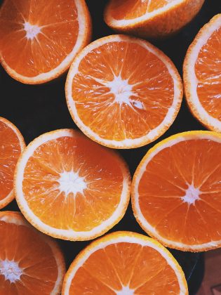 Os Pimentões Têm Mais Vitamina C que Laranjas: Pode ser surpreendente, mas os pimentões vermelhos contêm mais vitamina C do que as laranjas. (Foto: Unsplash)