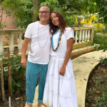 Anitta visita terreiro de Candomblé no Rio, e posa com pai de santo. (Foto: Instagram)