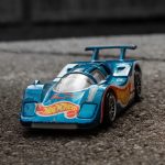 Carrinhos Hot Wheels: Os carros em miniatura da Hot Wheels são conhecidos por suas velocidades e designs incríveis, cativando crianças e adultos. (Foto: Unsplash)