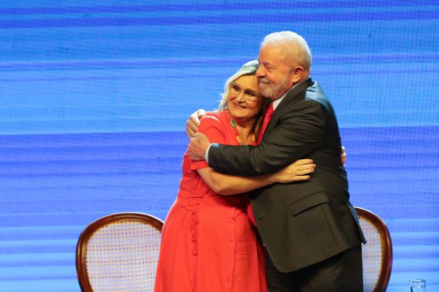 Nesta quarta-feira (25), durante uma reunião no Palácio do Planalto, Lula demitiu a presidente da Caixa Econômica Federal, Rita Serrano. Essa demissão ocorreu após meses de pressão do presidente da Câmara, Arthur Lira (PP-AL), e de outros líderes do Centrão, que reclamavam dela (Foto: Agência Brasil)