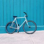 Bicicletas: Uma bicicleta é mais do que um brinquedo; é uma aventura sobre rodas que incentiva o exercício e a exploração ao ar livre. (Foto: Unsplash)