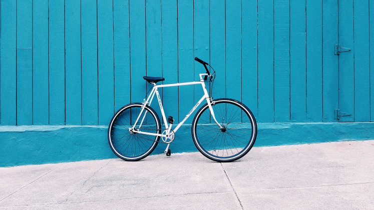 Bicicletas: Uma bicicleta é mais do que um brinquedo; é uma aventura sobre rodas que incentiva o exercício e a exploração ao ar livre. (Foto: Unsplash)