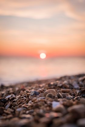 A mulher teria jogado uma pedra na cabeça do rapaz. (Foto Unsplash)