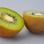 Os Kiwis São uma Excelente Fonte de Vitamina K: Os kiwis são ricos em vitamina K, importante para a saúde dos ossos e da coagulação sanguínea. (Foto: Unsplash)